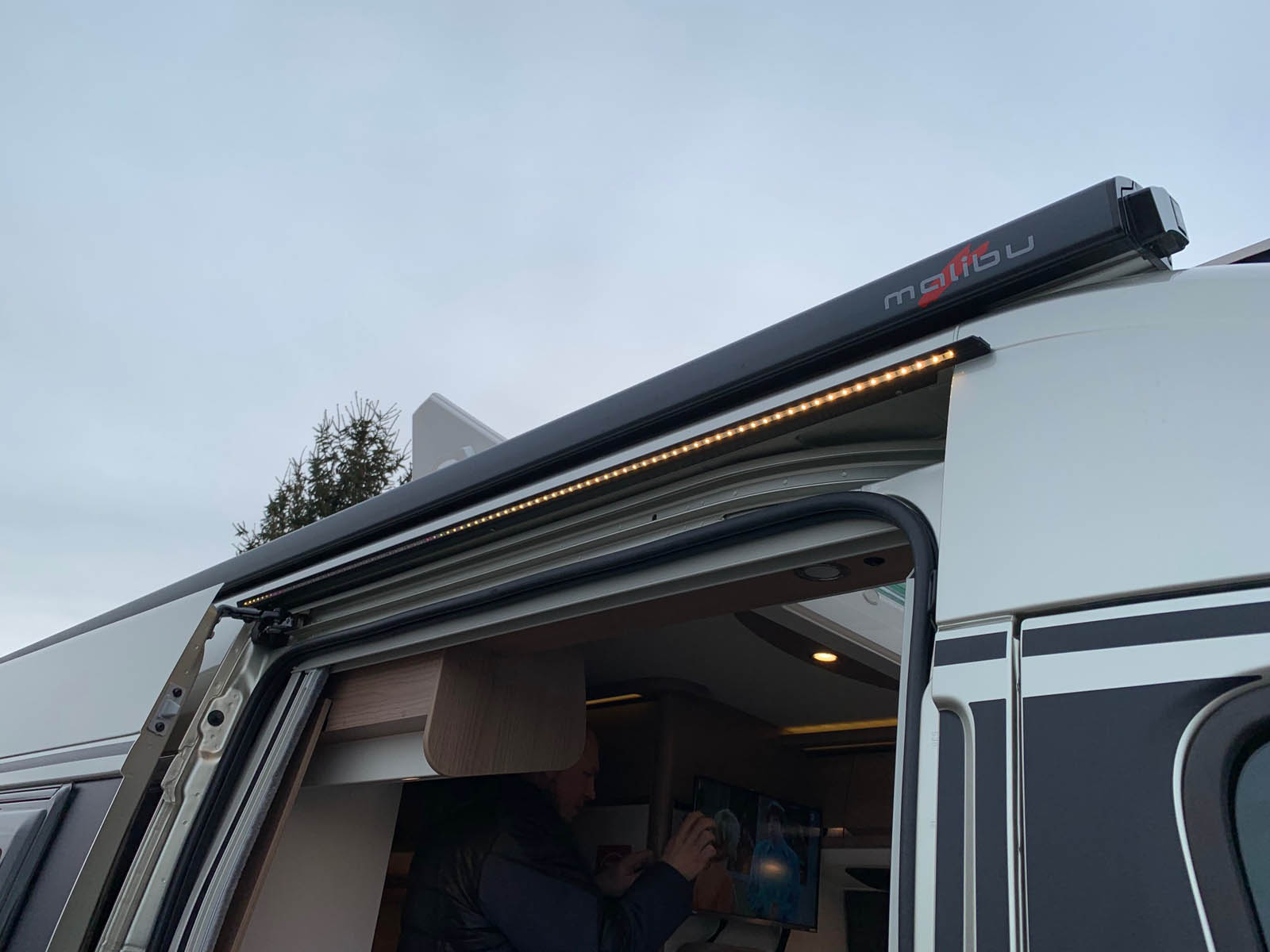 LED-Regenrinne für Kastenwagen - Caravan Technik Mahl bei uns können Sie  ein Wohnmobil Kaufen oder Mieten
