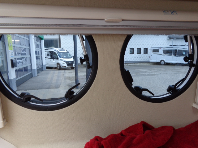 Optionale Bullaugenfenster bei Malibu Van bei der Fahrerseite überarbeitet  - Campingworld Neugebauer